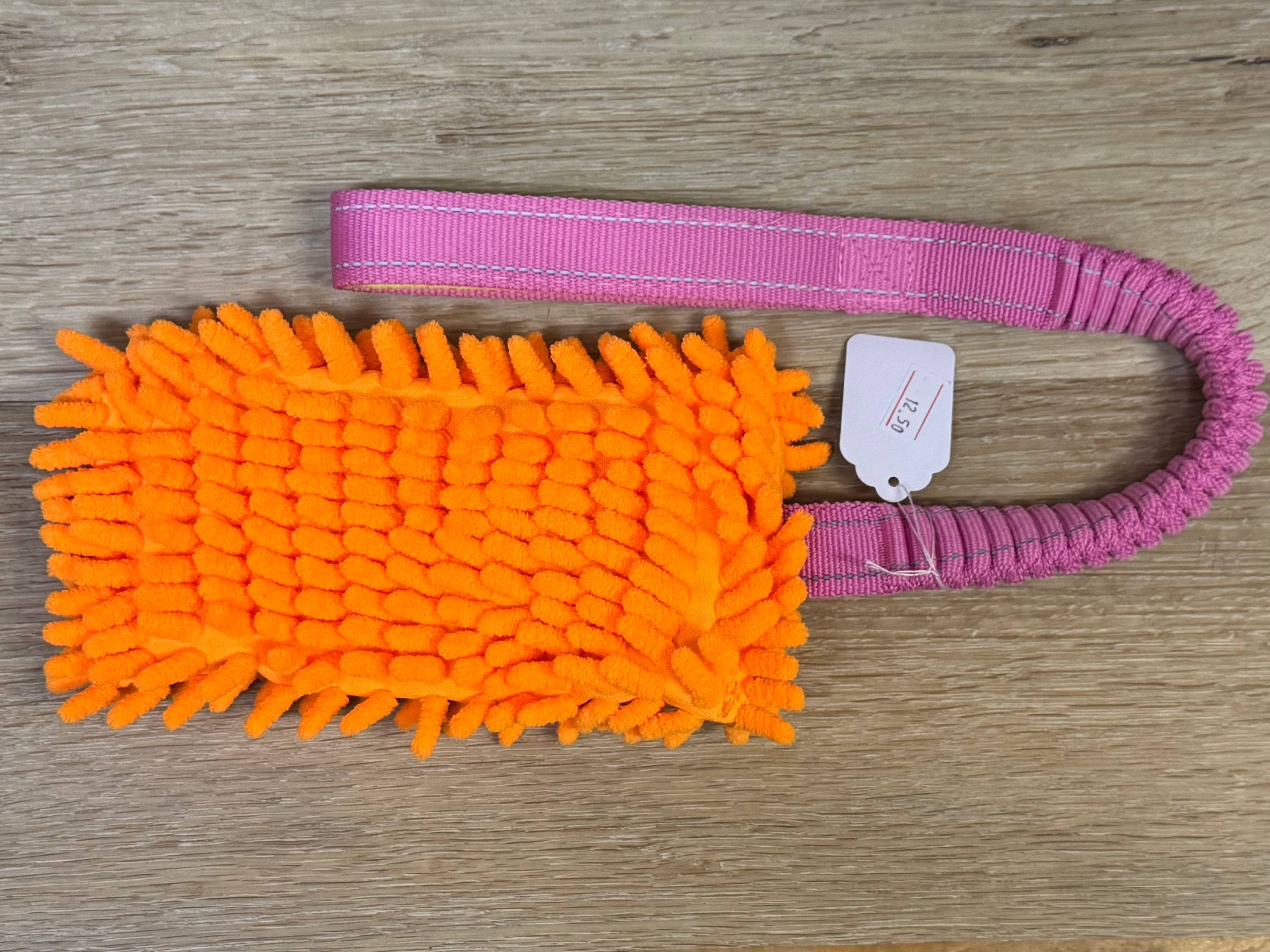 Mop-Zergel an Bungee-Seil