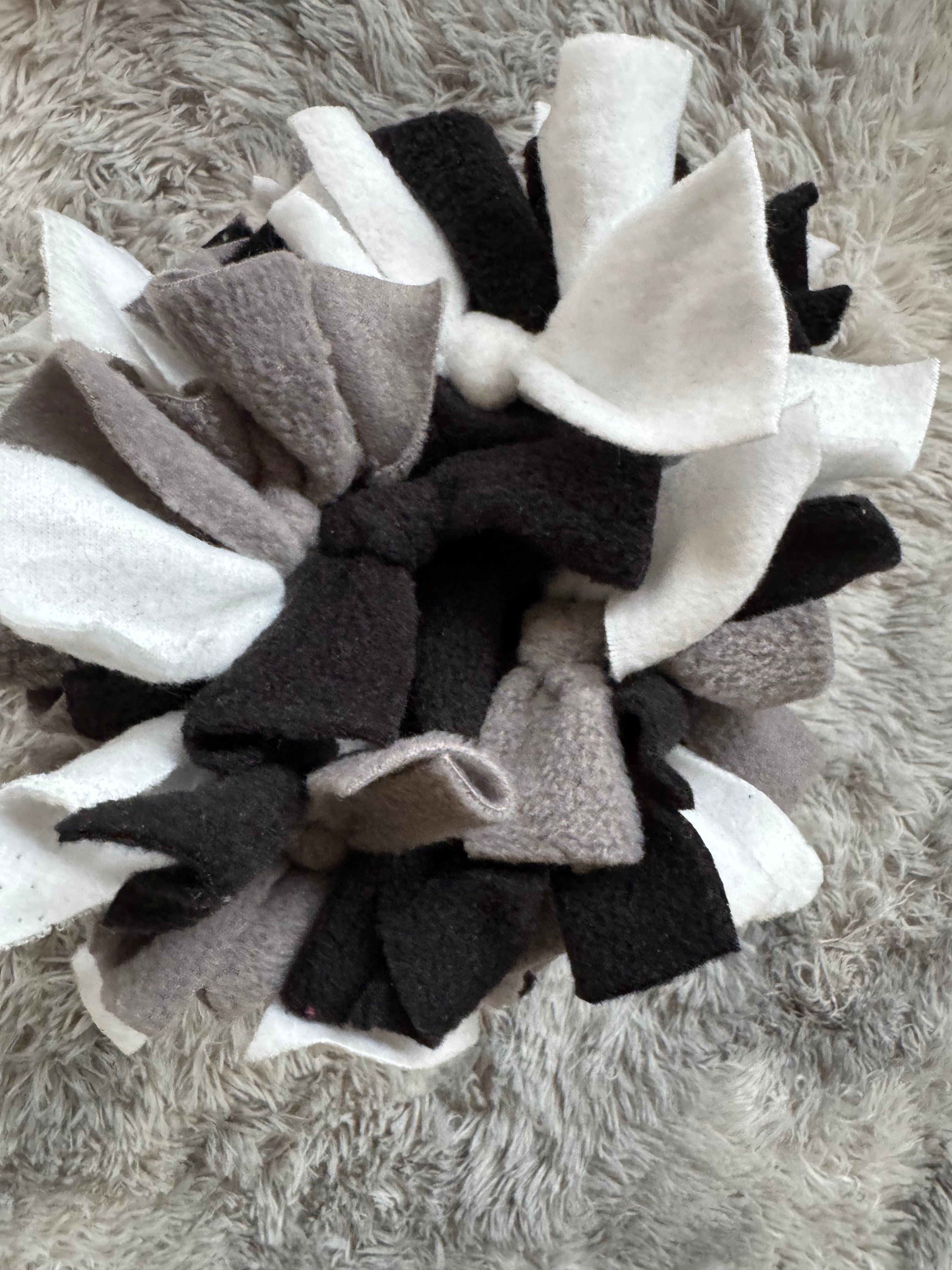 Schnüffelrolle Medium, schwarz/weiss/grau