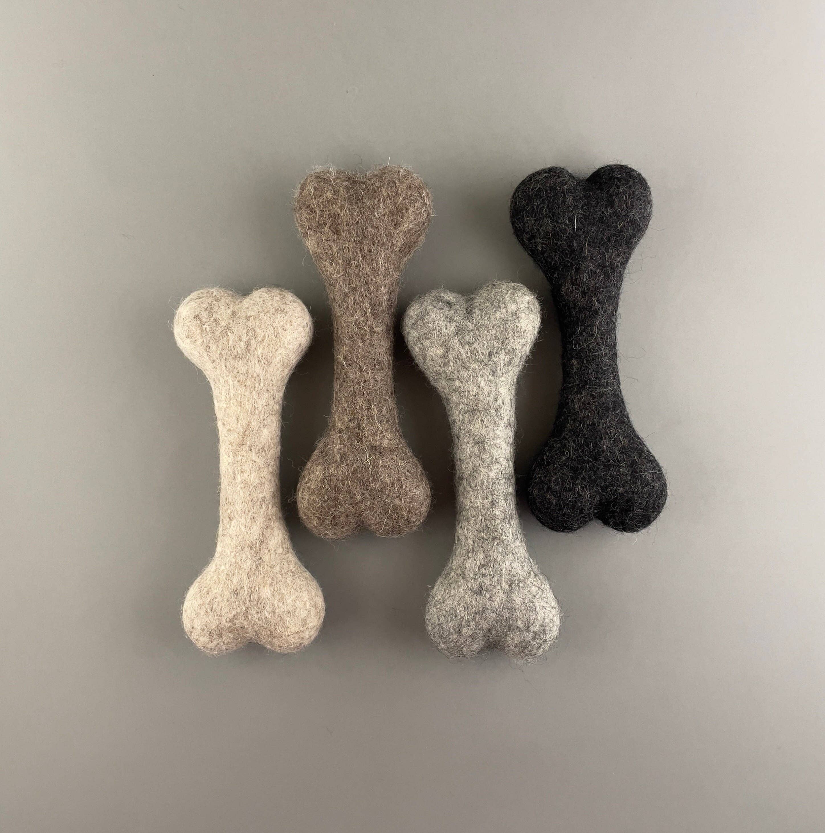 Handgemachter Kauspielknochen aus 100 % Wolle
